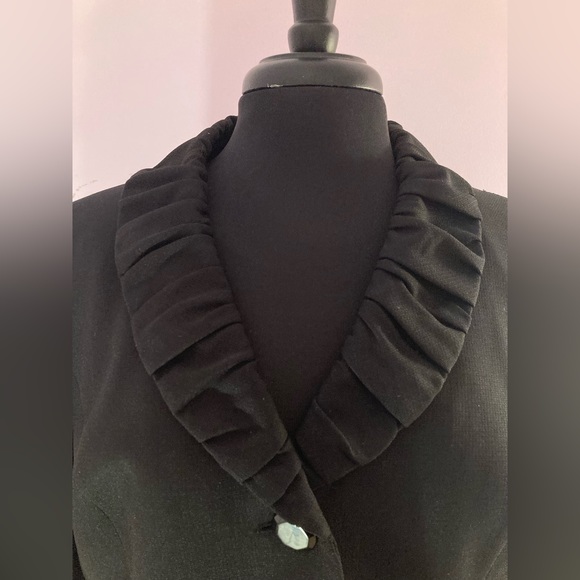 Le Suit Ruffled Blazer - Picture 4 of 8